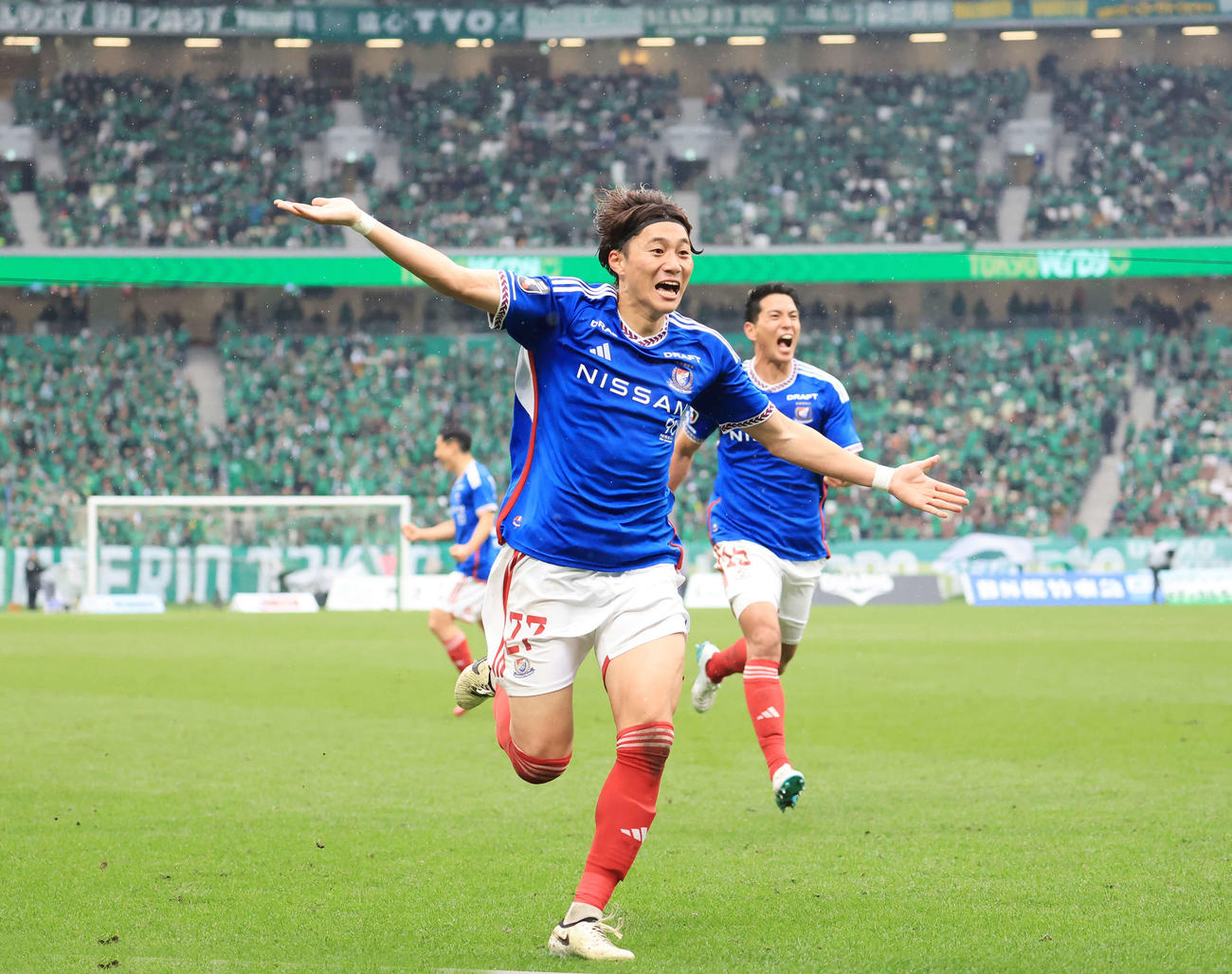 東京V対横浜　後半、勝ち越しのゴールを決め、雄たけびを上げてスタンドに走る横浜松原（中央）（撮影・浅見桂子）