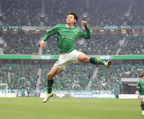東京V対横浜 前半、FKで先制ゴールを決めジャンプで喜ぶ東京V山田(撮影・浅見桂子)