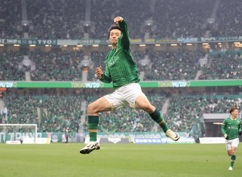 東京V対横浜 前半、FKで先制ゴールを決めジャンプで喜ぶ東京V山田(撮影・浅見桂子)
