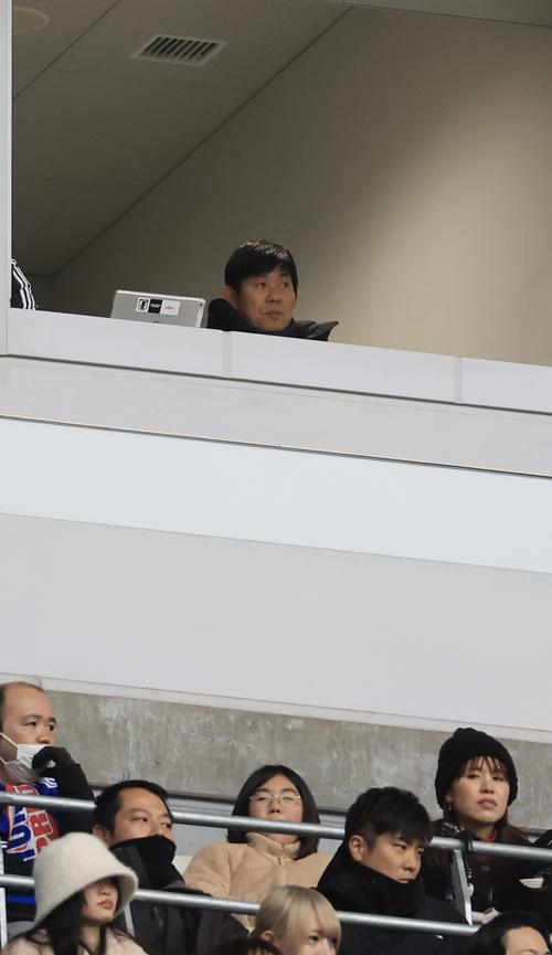 東京V対横浜 観戦する日本代表森保監督(撮影・浅見桂子)