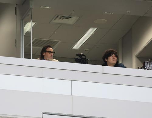 東京V対横浜 観戦するラモス瑠偉氏(左)(撮影・浅見桂子)