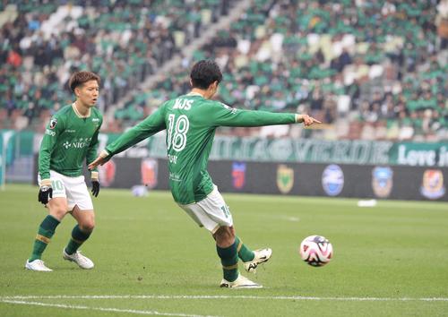 東京V対横浜 前半、FKで先制ゴールを決める東京V山田(撮影・浅見桂子)