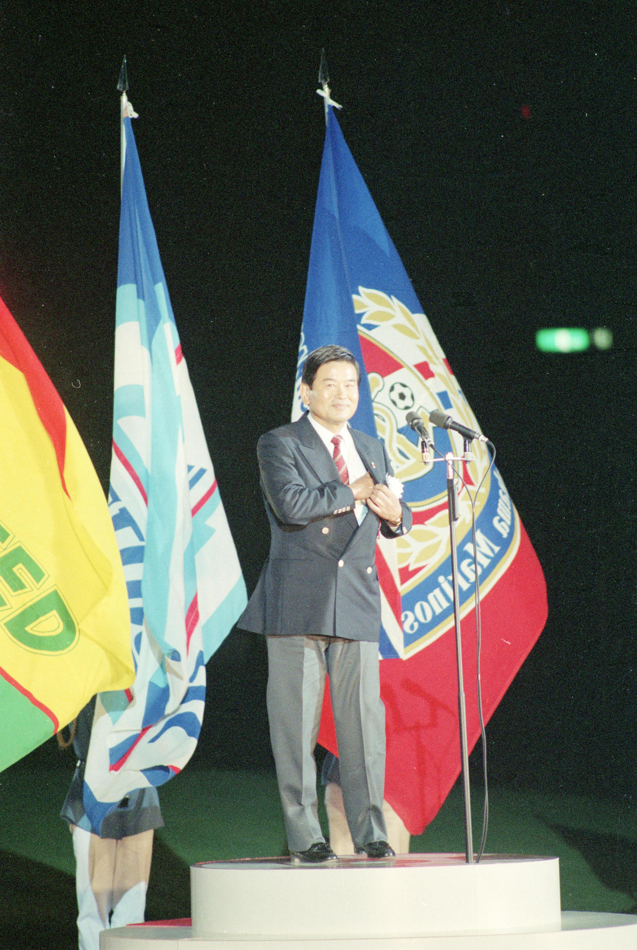 93年5月、V川崎対横浜MのJリーグ開幕戦であいさつするチェアマンの川淵三郎氏