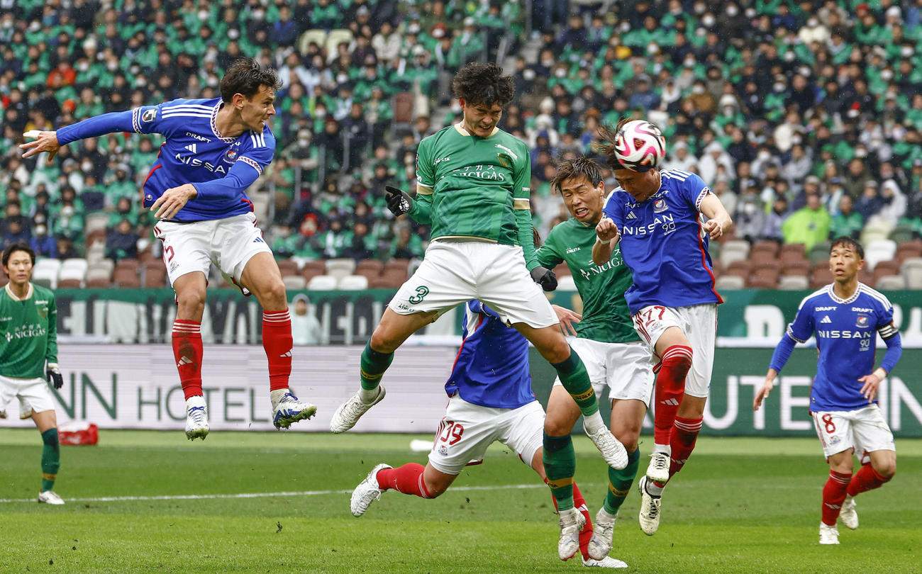 前半、ヘディングでゴールを狙う東京V・谷口（中央）（共同）