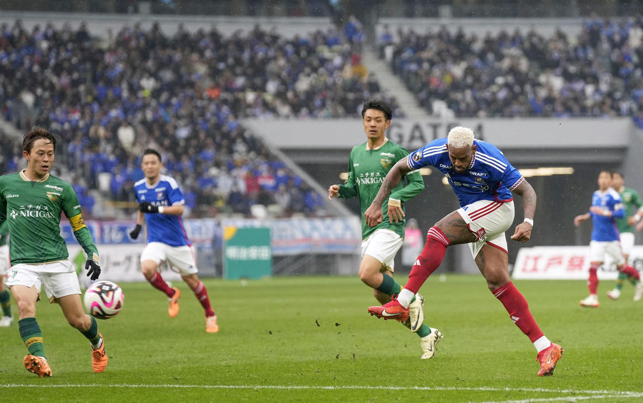 東京V―横浜　前半、ゴールを狙う横浜アンデルソンロペス（右）（共同）