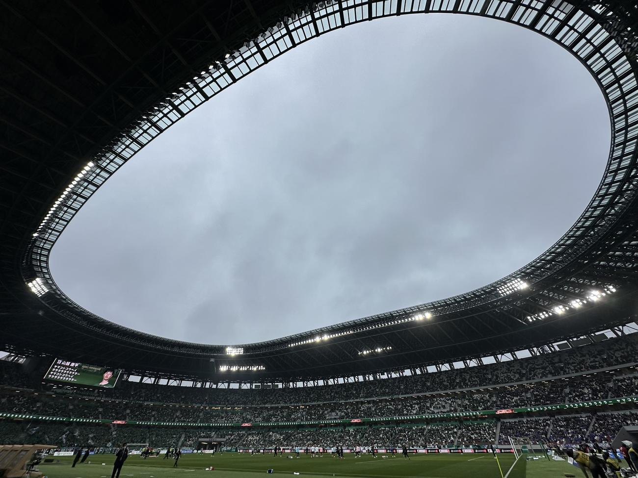 東京V対横浜　雨模様の国立競技場(撮影・浅見桂子)