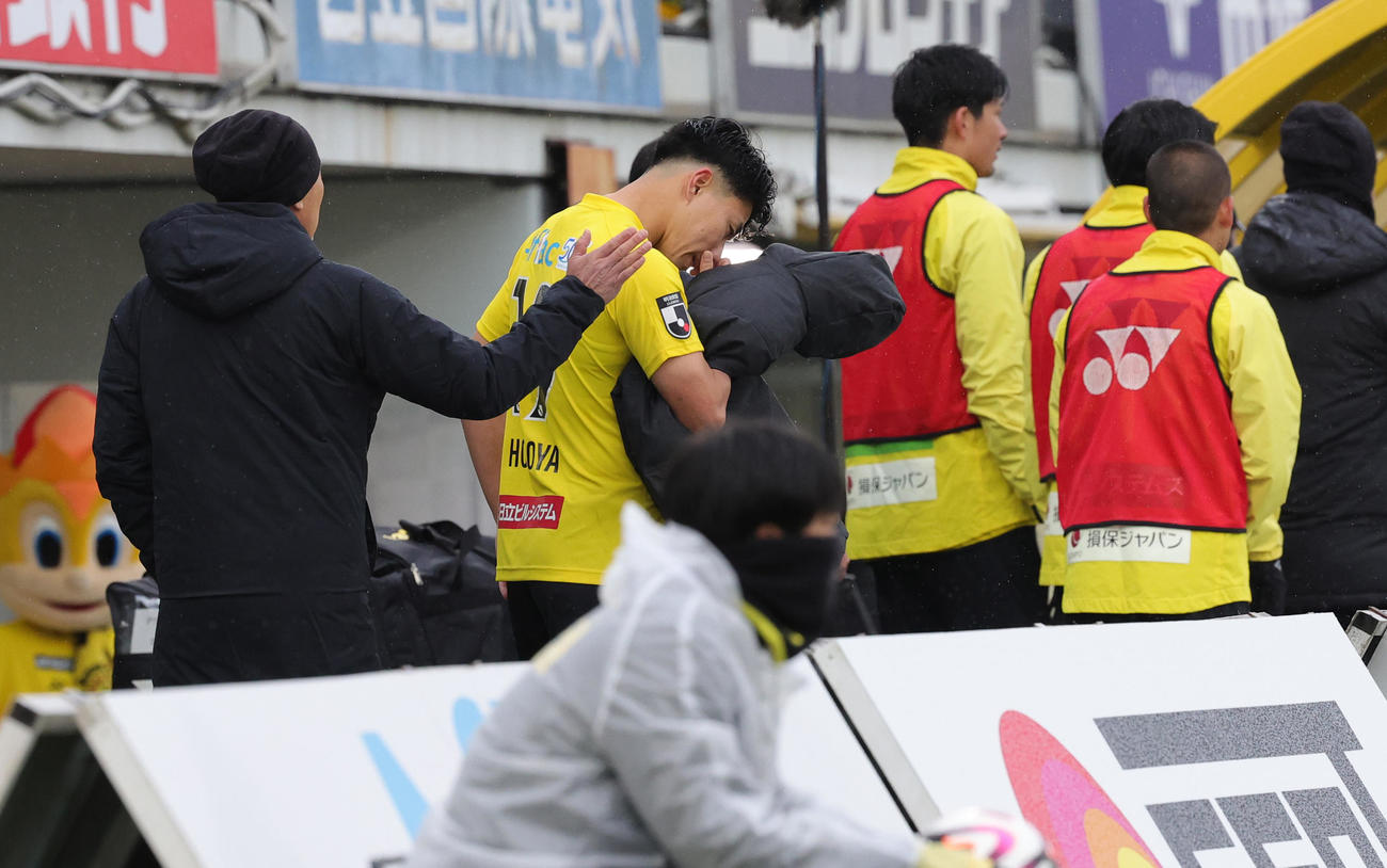 柏対京都　引き分けに終わり無念の表情の柏細谷（撮影・野上伸悟）