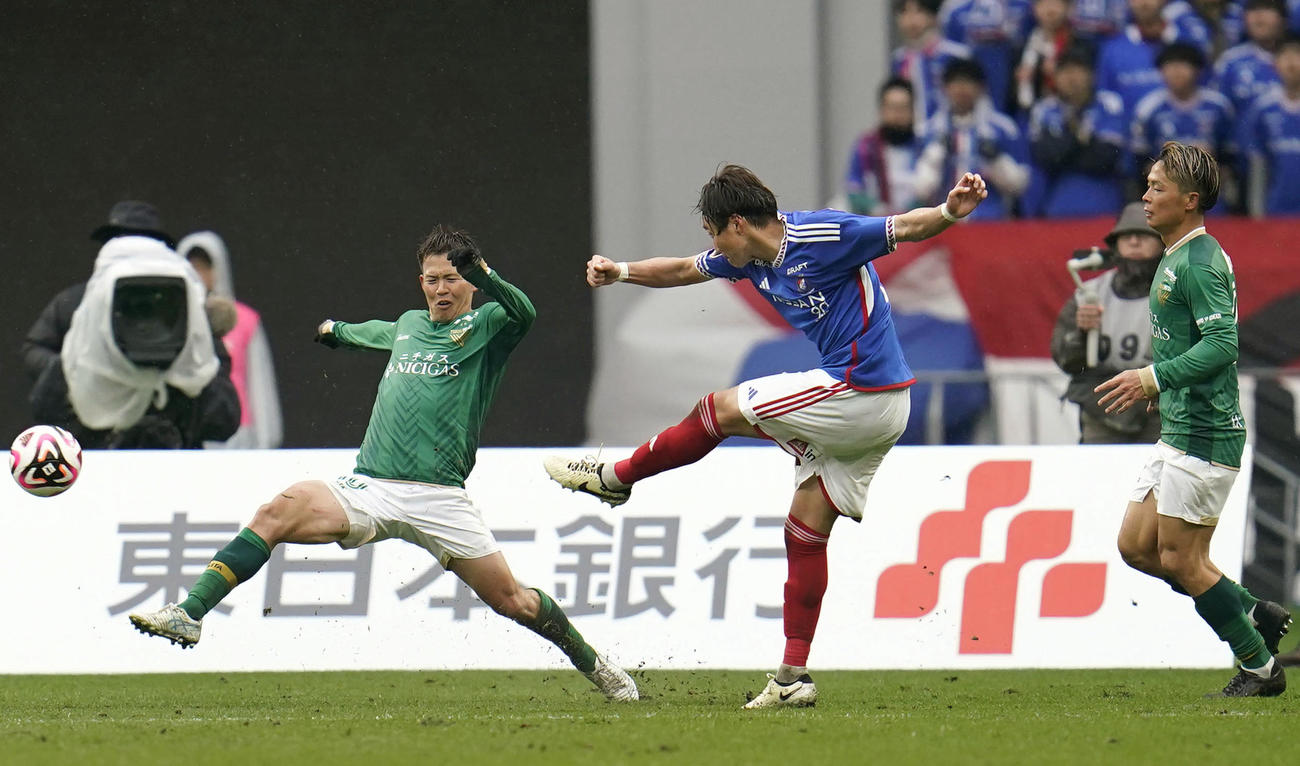 試合終了間際、決勝ゴールを決める横浜・松原（中央）＝国立競技場（共同）