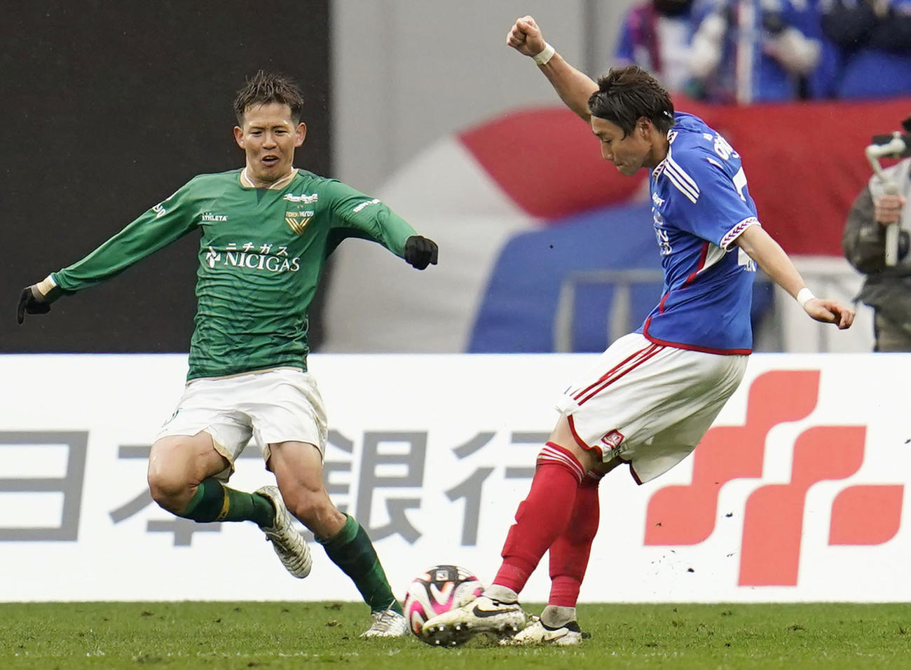 試合終了間際、決勝ゴールを決める横浜・松原（右）＝国立競技場（共同）