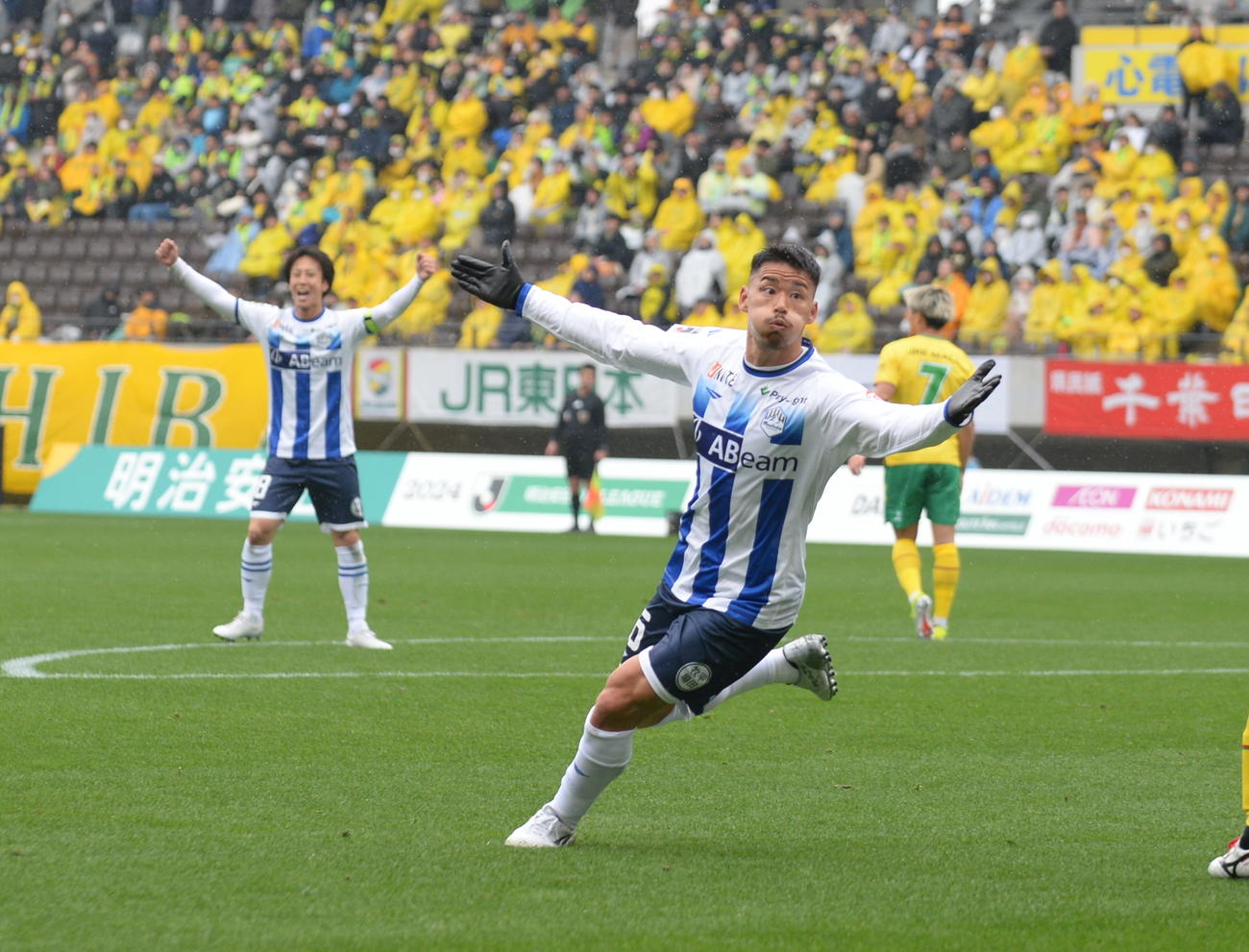 千葉対山形　1－1の同点で迎えた後半15分、勝ち越しのヘディングシュートを決め、サポーターの前に駆け寄るFW高橋（撮影・濱本神威）