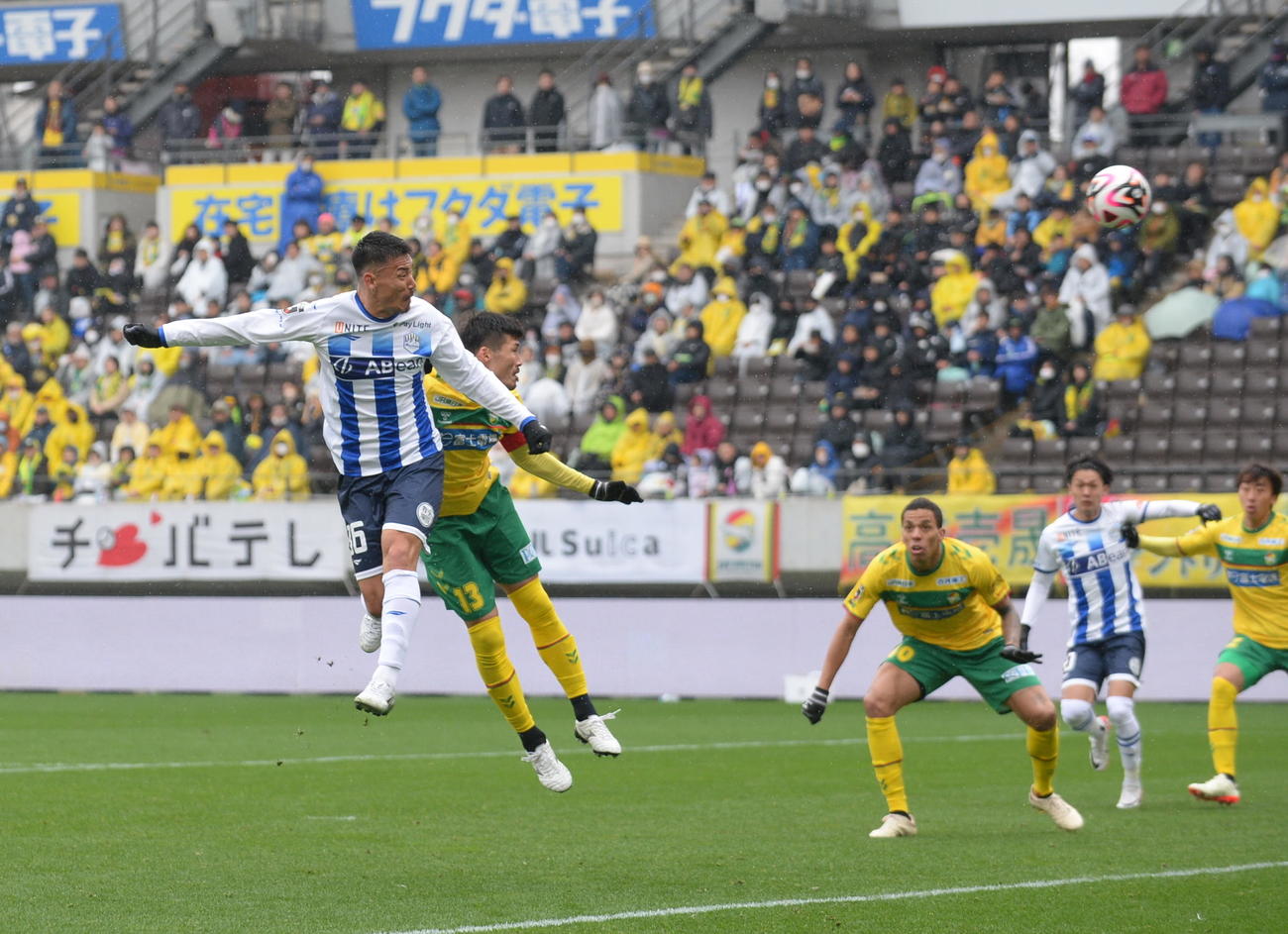 千葉対山形　1－1の同点で迎えた後半15分、ドンピシャの勝ち越しヘディング弾を決めるFW高橋（左）（撮影・濱本神威）