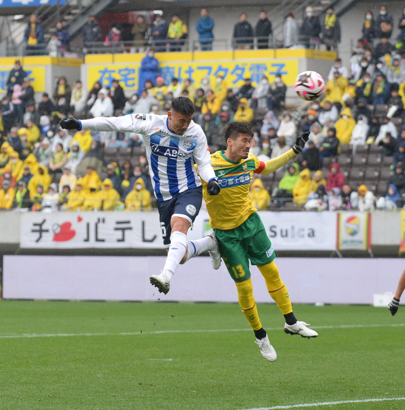 千葉対山形　1－1の同点で迎えた後半15分、ドンピシャの勝ち越しヘディング弾を決めるFW高橋（左）（撮影・濱本神威）