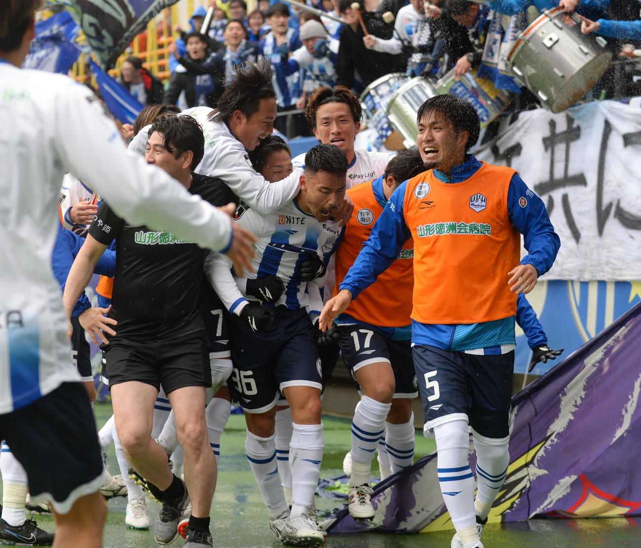 千葉対山形　1－1の同点で迎えた後半15分、勝ち越しのヘディングシュートを決めたFW高橋（中央）は、チームメートの祝福を受けながら雄たけびをあげる（撮影・濱本神威）