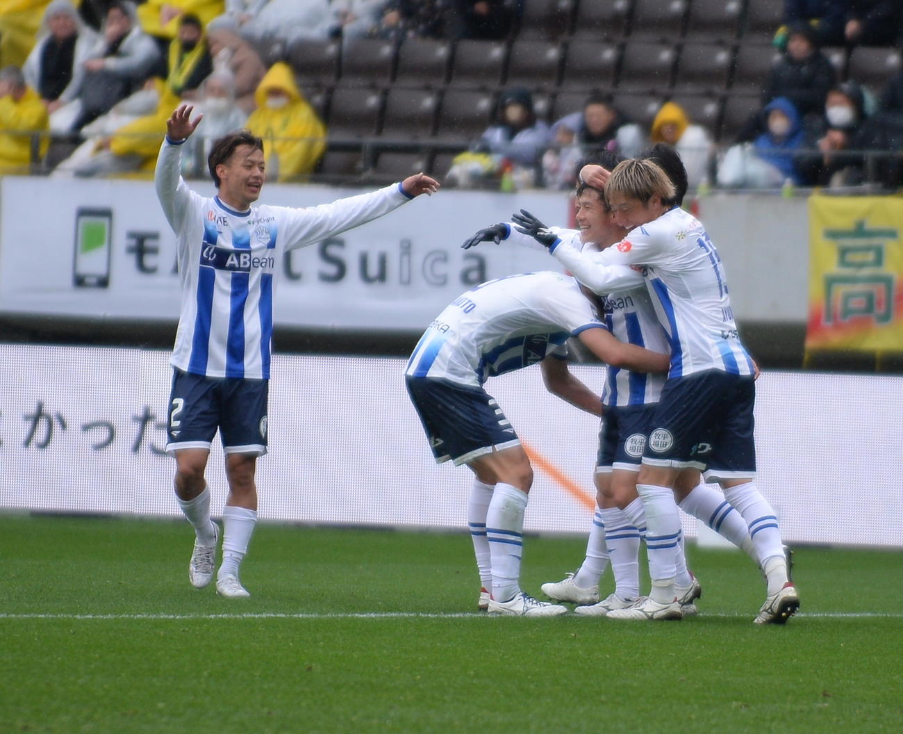 千葉対山形　決勝点となった3点目を決め、チームメートと喜び合うMF坂本（右中央）（撮影・濱本神威）