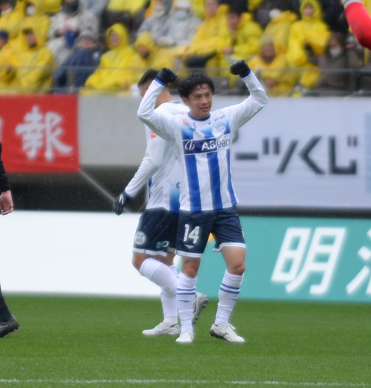 千葉対山形　決勝点となった3点目を決め、サポーターに向けてガッツポーズするMF坂本（撮影・濱本神威）