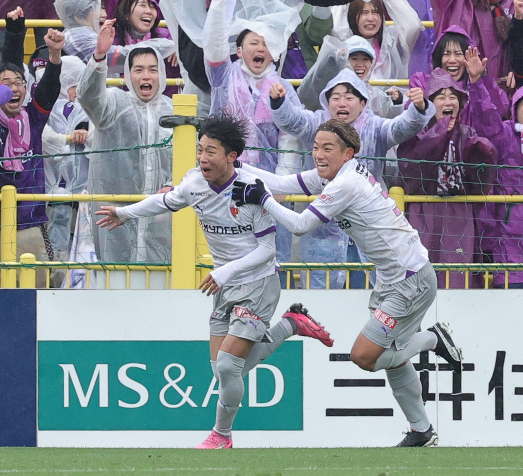 柏対京都　後半、ゴールを決め、平賀（右）と喜ぶ京都安斎（撮影・野上伸悟）