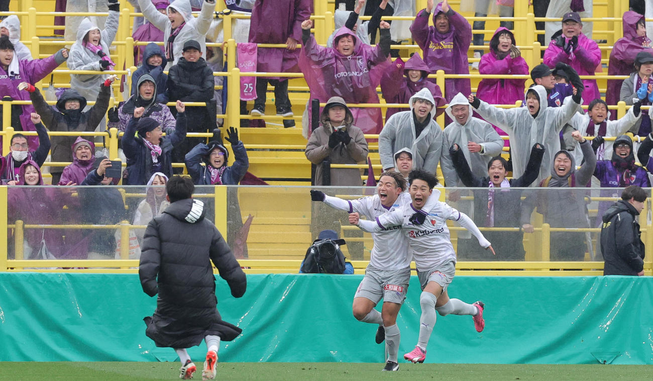 柏対京都　後半、ゴールを決め、平賀（左）と喜ぶ京都安斎（撮影・野上伸悟）