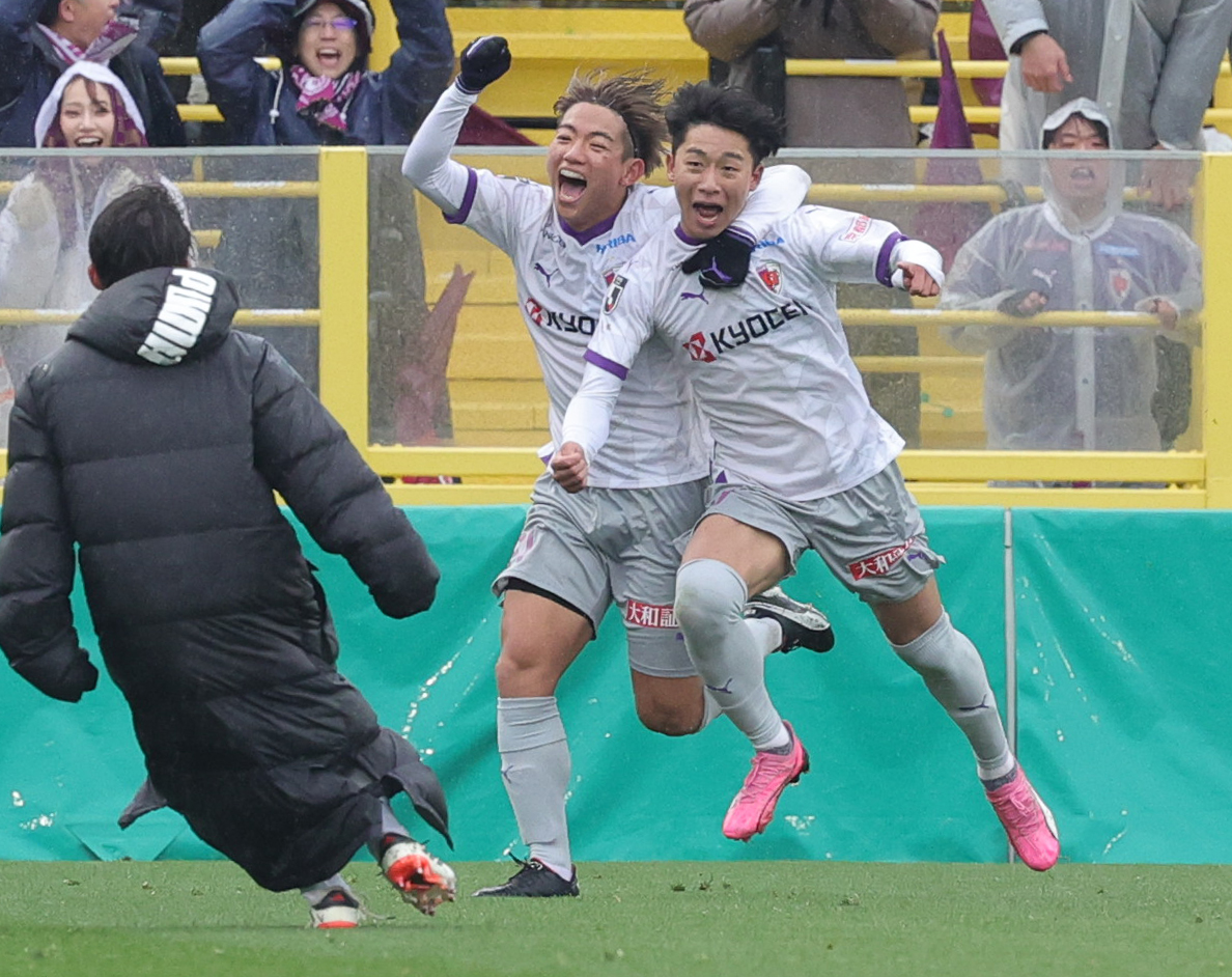 柏対京都　後半、ゴールを決め、平賀（左）と喜ぶ京都安斎（撮影・野上伸悟）