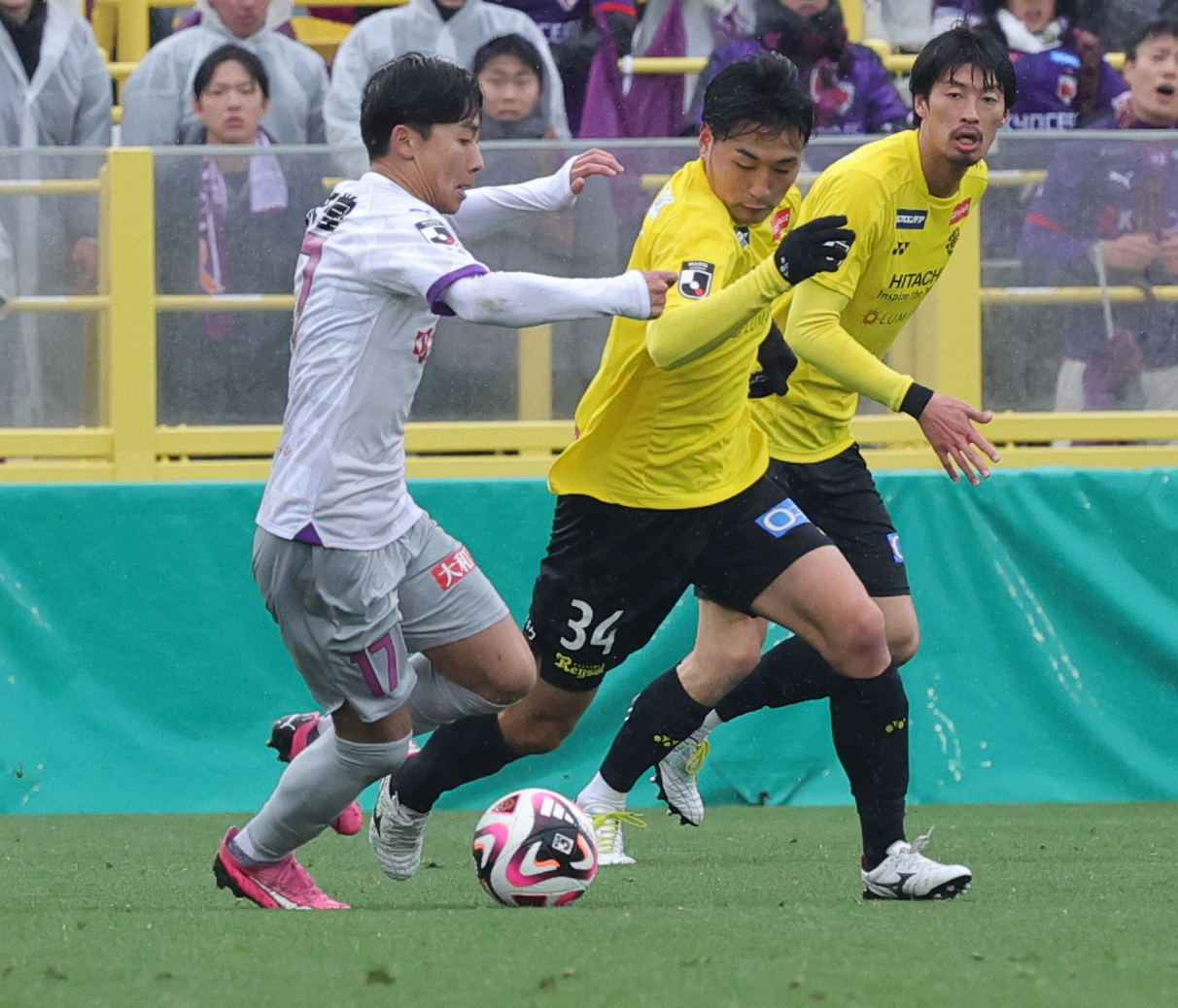 柏対京都　後半、ゴール前に切れこむ京都安斎。右は柏土屋（撮影・野上伸悟）
