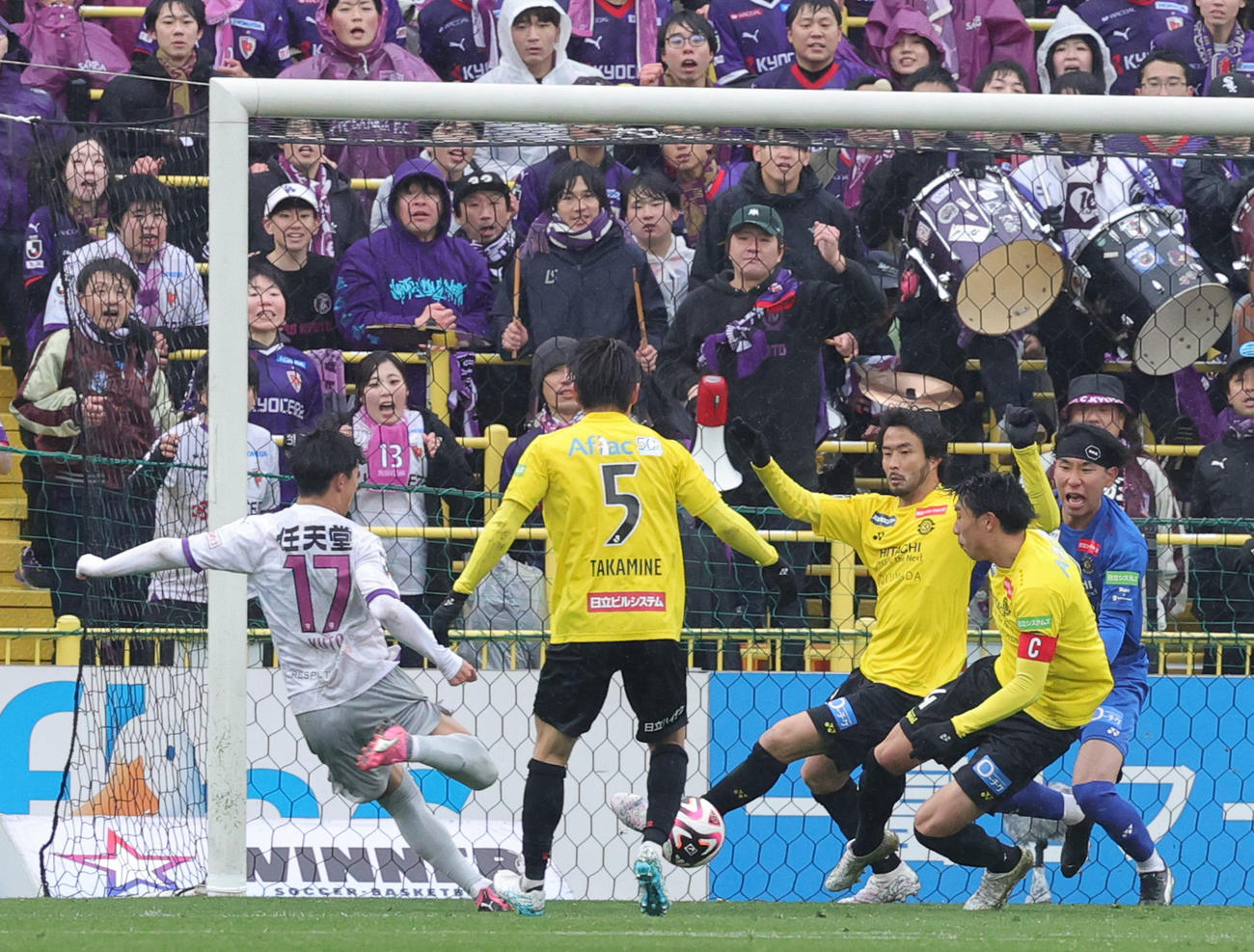 柏対京都　後半、ゴールを決める京都安斎悠人（左端）（撮影・野上伸悟）