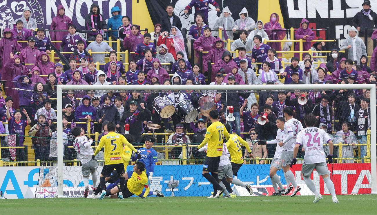 柏対京都　後半、ゴールを決める京都安斎悠人（左端）（撮影・野上伸悟）