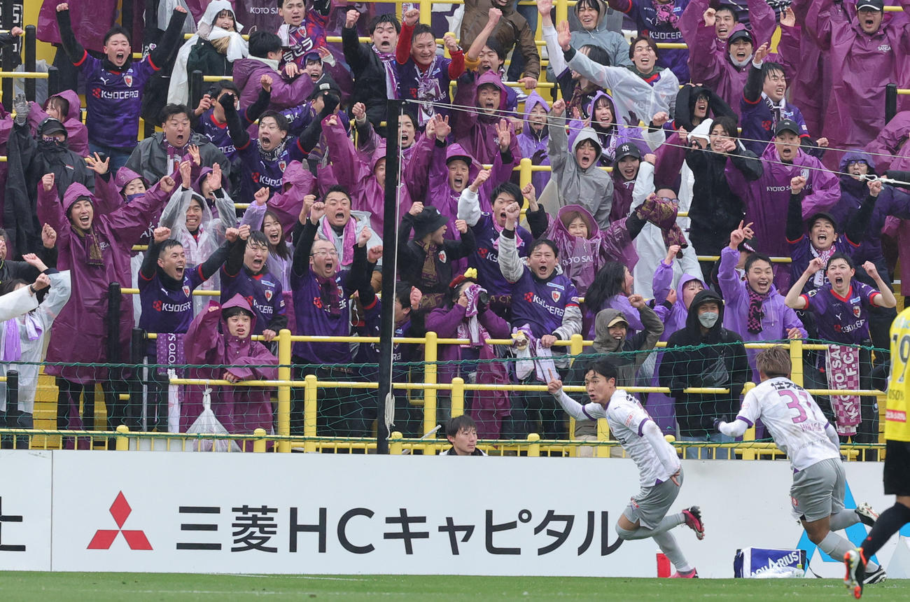柏対京都　後半、ゴールを決め喜ぶ京都安斎（撮影・野上伸悟）