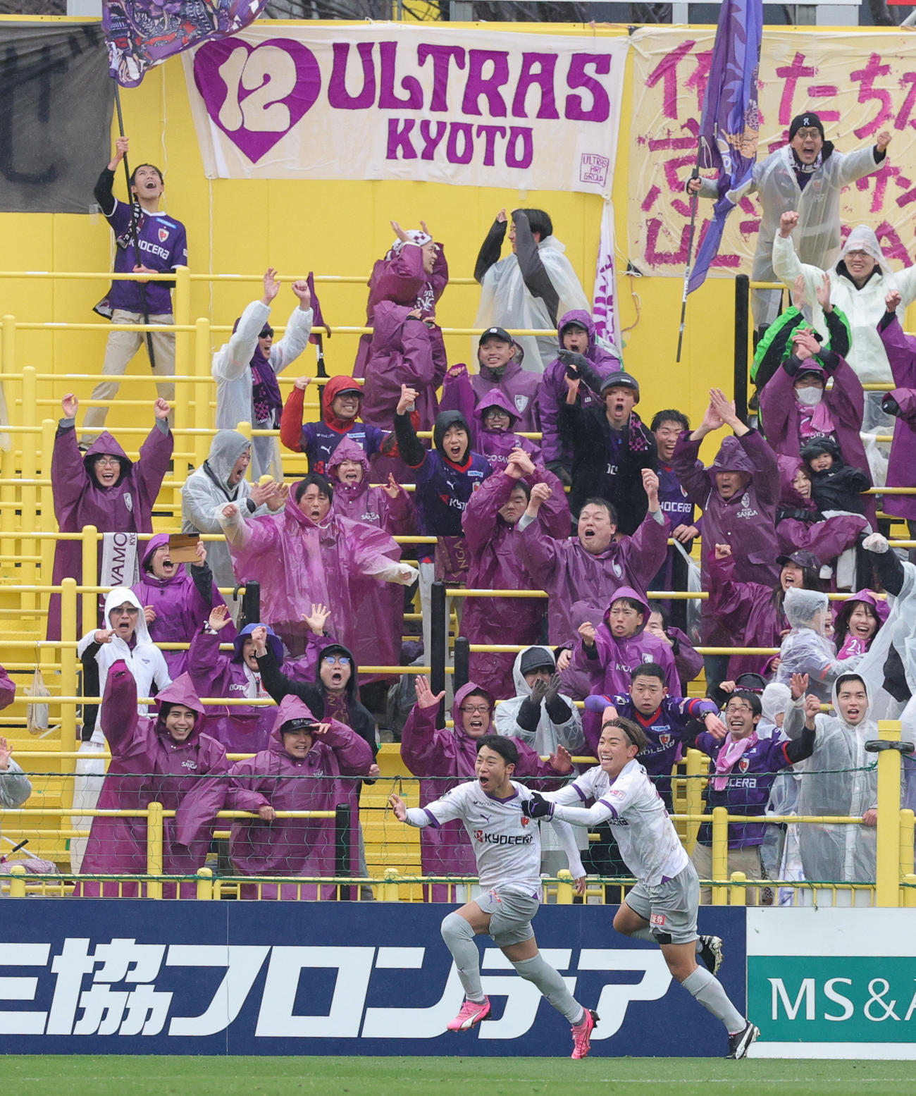 柏対京都　後半、ゴールを決め、平賀（右）と喜ぶ京都安斎（撮影・野上伸悟）