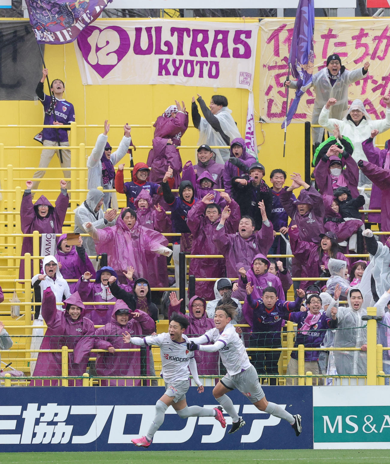 柏対京都　後半、ゴールを決め、平賀（右）と喜ぶ京都安斎（撮影・野上伸悟）