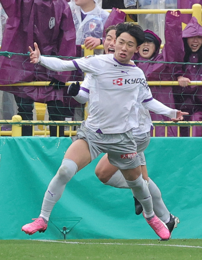 柏対京都　後半、ゴールを決め喜ぶ京都安斎（撮影・野上伸悟）