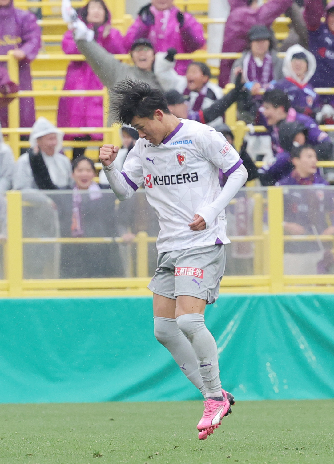 柏対京都　後半、ゴールを決め喜ぶ京都安斎（撮影・野上伸悟）