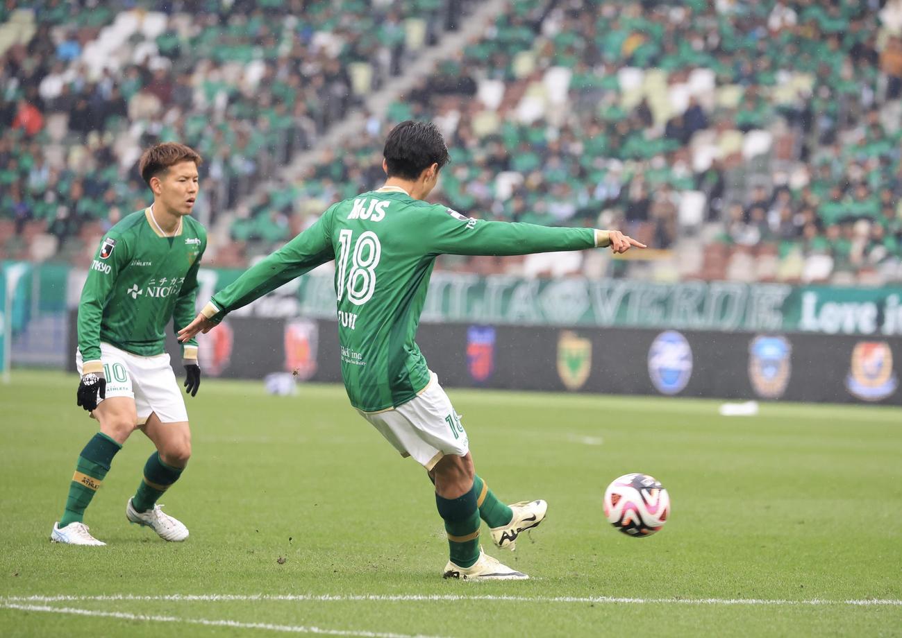 東京V対横浜　前半、FKで先制ゴールを決める東京V山田(撮影・浅見桂子)