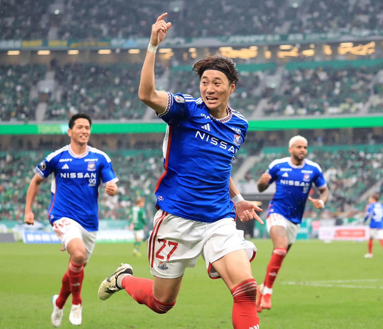 東京V対横浜　後半、勝ち越しのゴールを決め、雄たけびを上げてスタンドに走る横浜松原（中央）（撮影・浅見桂子）