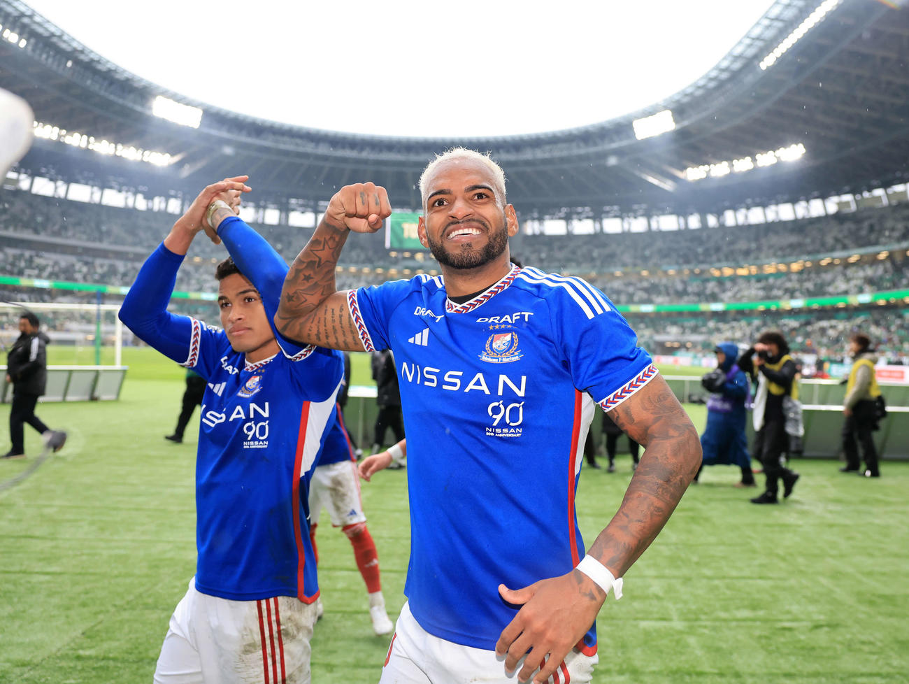 東京V対横浜　2－1の逆転勝利でサポーターにガッツポーズする横浜アンデルソン・ロペス（撮影・浅見桂子）