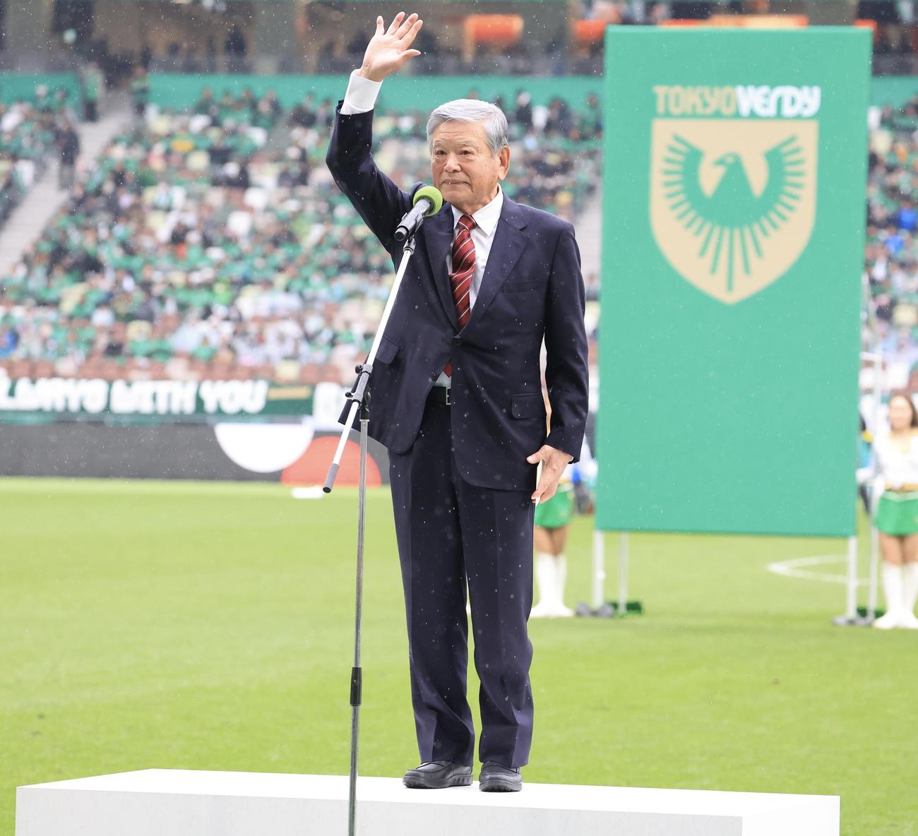 東京V対横浜　試合前、あいさつする元チェアマンの川淵三郎氏(撮影・浅見桂子)
