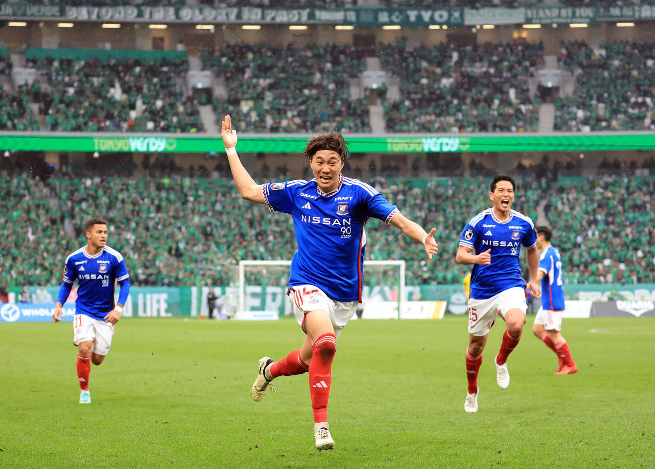 東京V対横浜　後半、勝ち越しのゴールを決め、雄たけびを上げてスタンドに走る横浜松原（中央）（撮影・浅見桂子）
