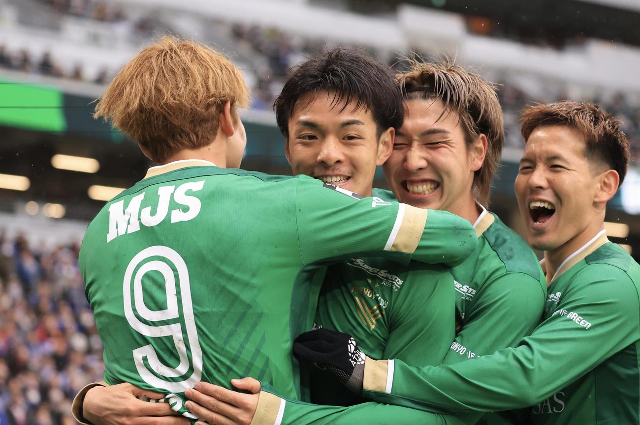 東京V対横浜　前半、FKで先制ゴールを決め祝福される東京V山田(左から2人目)(撮影・浅見桂子)