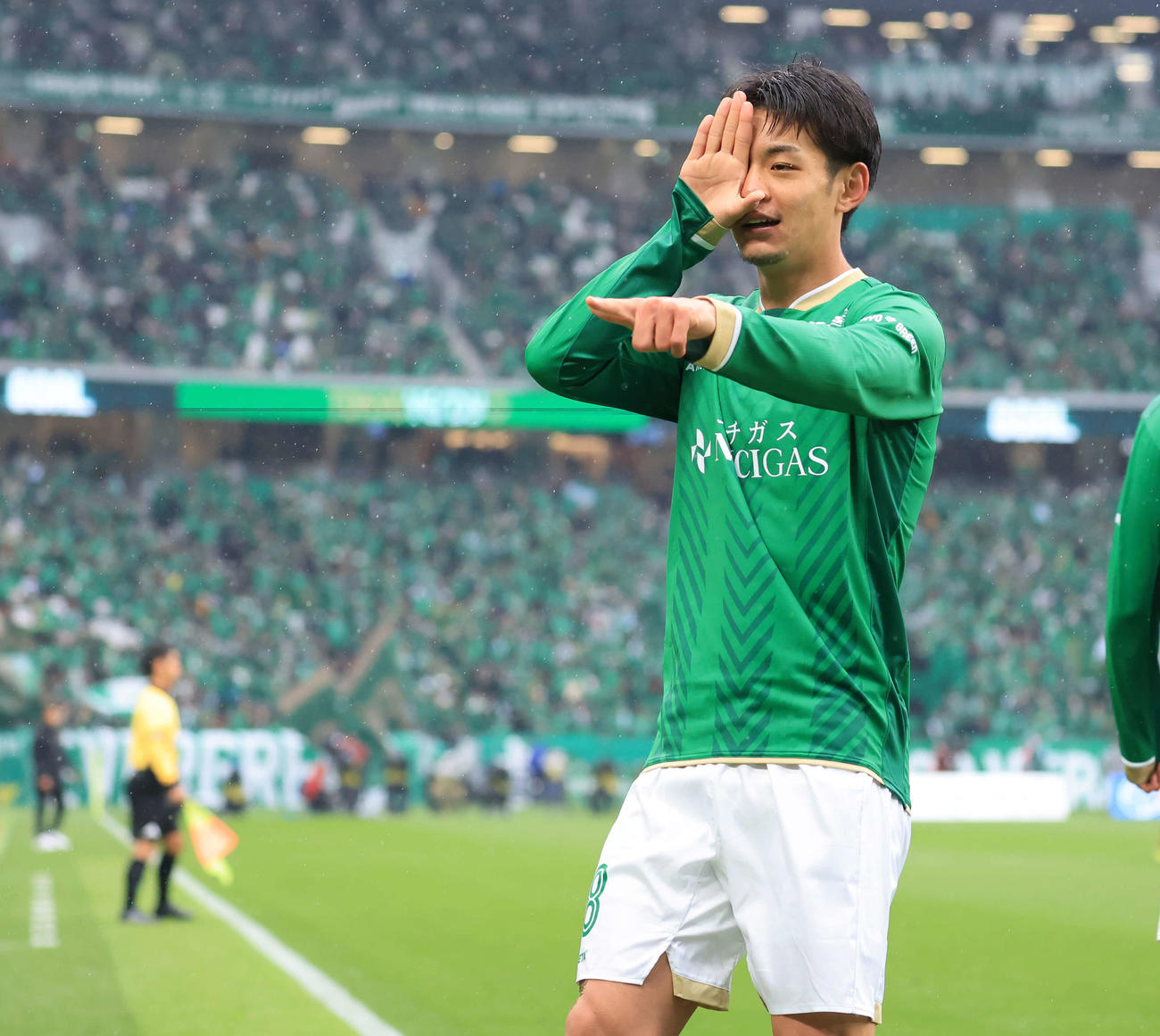 東京V対横浜　前半、先制ゴールを決めポーズを決める東京V山田楓（撮影・浅見桂子）