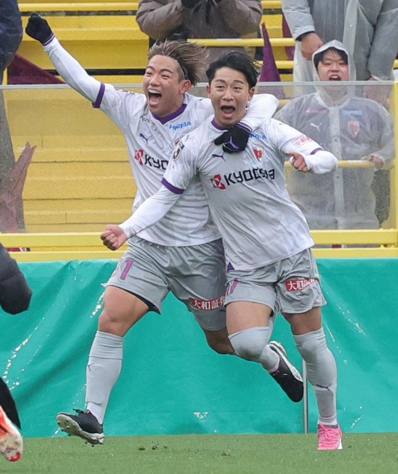 柏対京都　後半、ゴールを決めた京都安斎（右）は平賀と喜ぶ（撮影・野上伸悟）