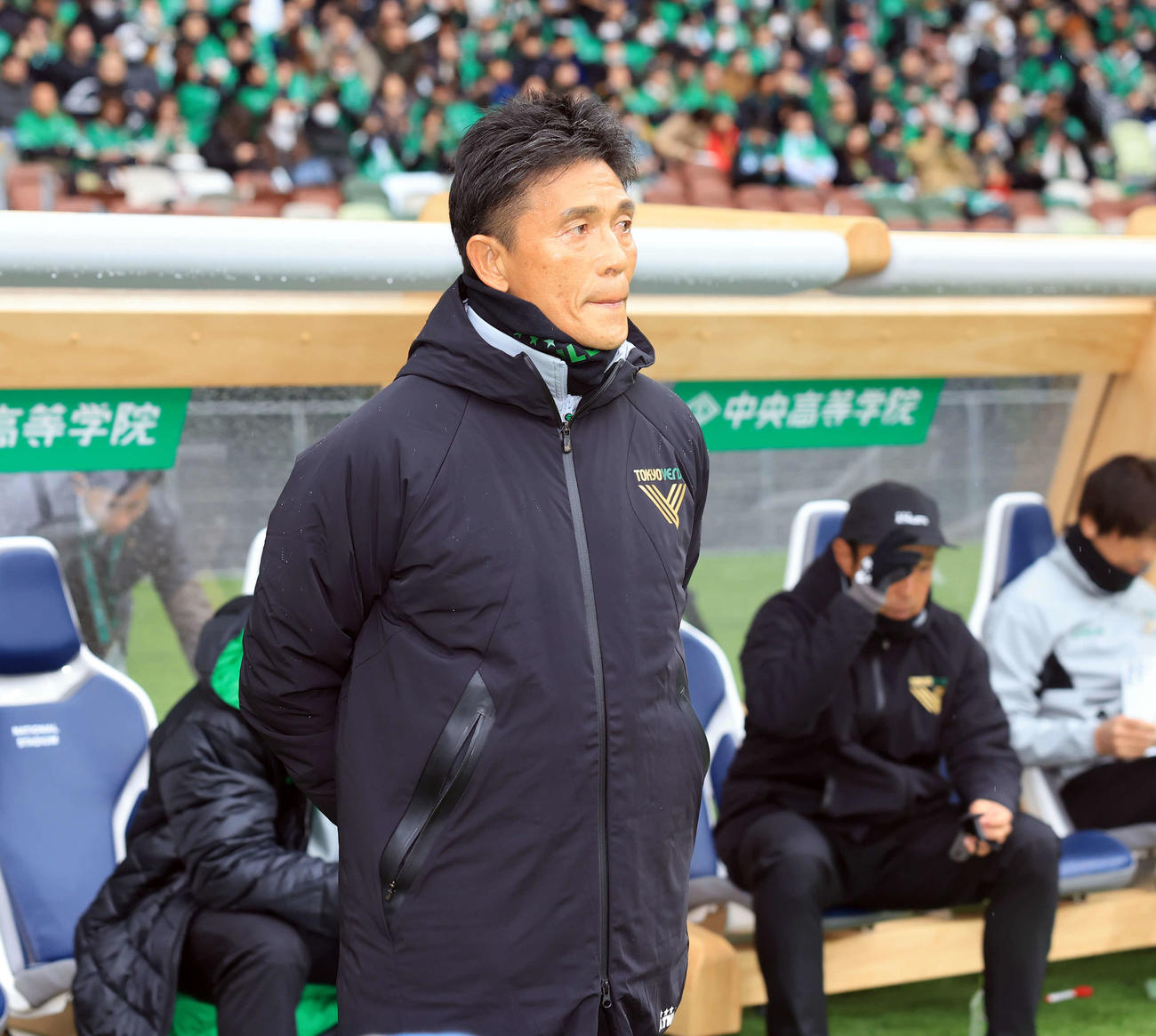 東京V対横浜　前半、ピッチを見つめる城福監督（撮影・浅見桂子）