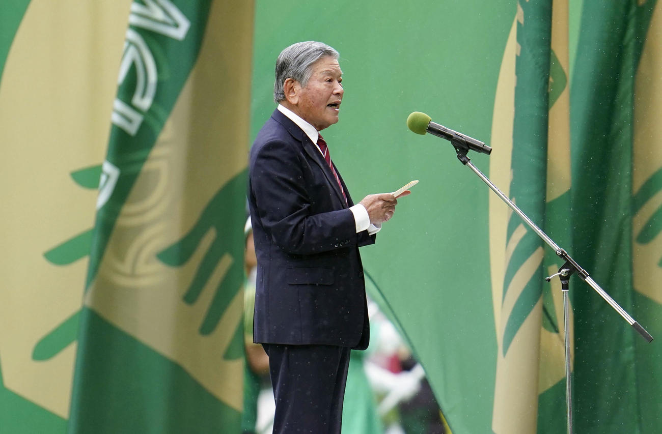 東京V―横浜Mの試合開始前、あいさつするJリーグ初代チェアマンの川淵三郎氏（共同）