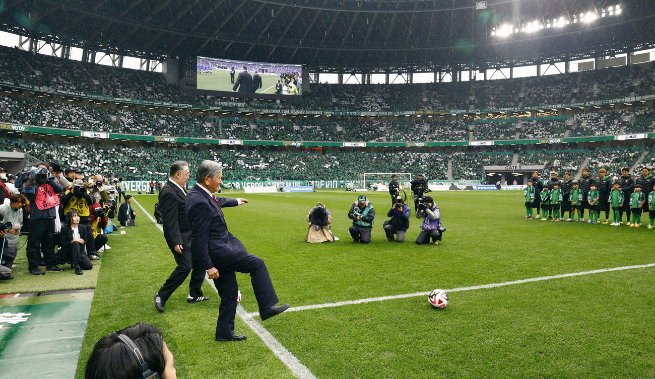 東京V―横浜Mの試合開始前、セレモニーに登場したJリーグ初代チェアマンの川淵三郎氏（手前）ら（共同）