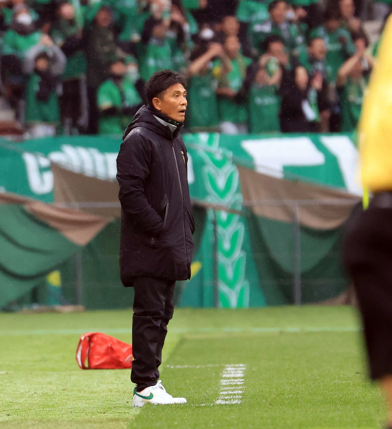 東京V対横浜　前半、選手に声をかける東京V城福監督（撮影・浅見桂子）