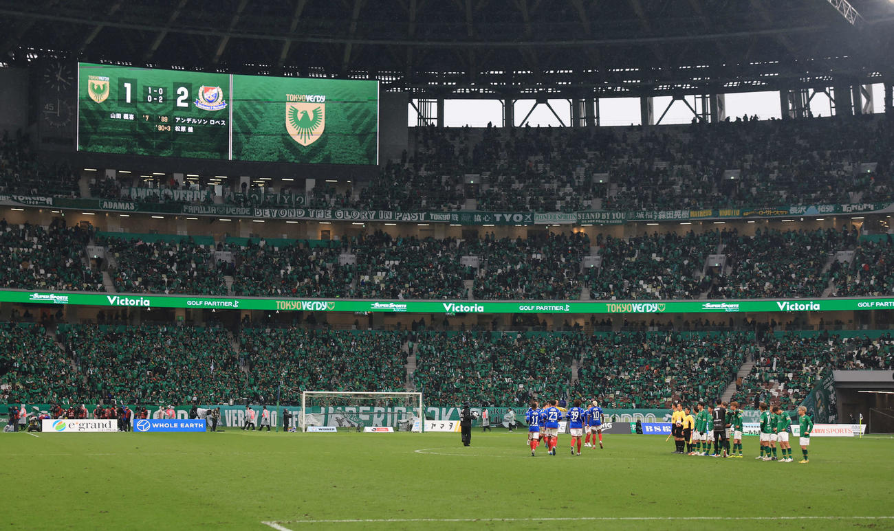 東京V対横浜　国立の大型ビジョンに2－1で横浜が勝ったことが映し出された（撮影・浅見桂子）