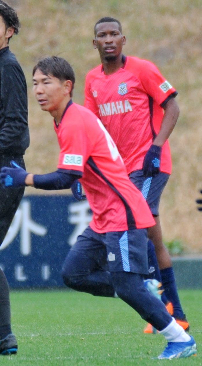 先制ゴールを決めた磐田FWウェベルトン（奥）とMF金子　　