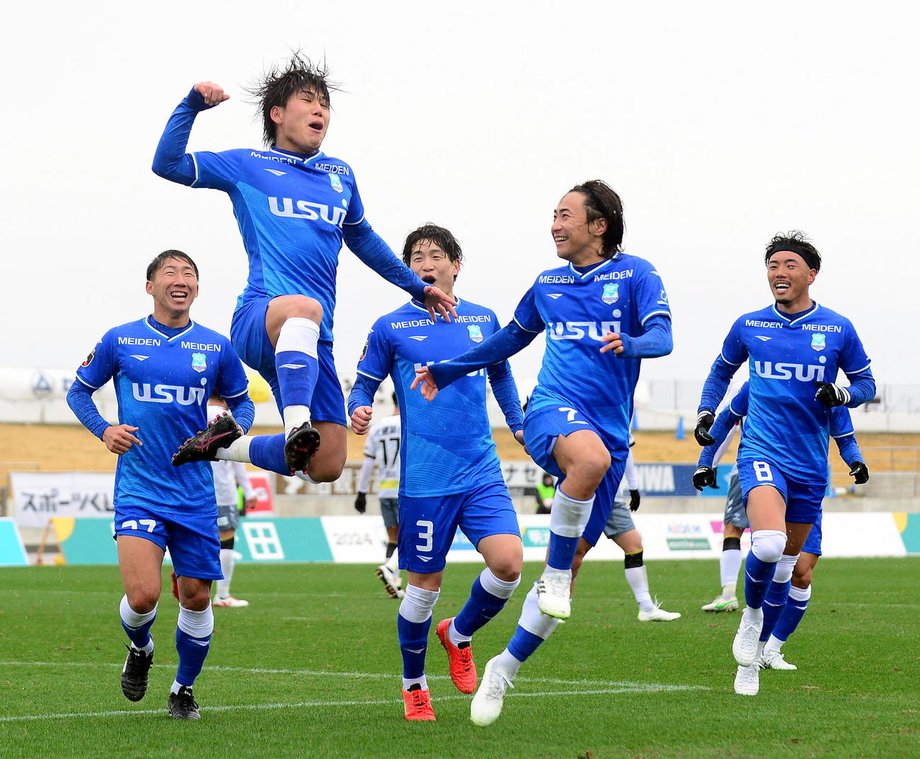 先制点を決めガッツポーズの沼津森（左から2人目）。同3人目は2得点のDF安在