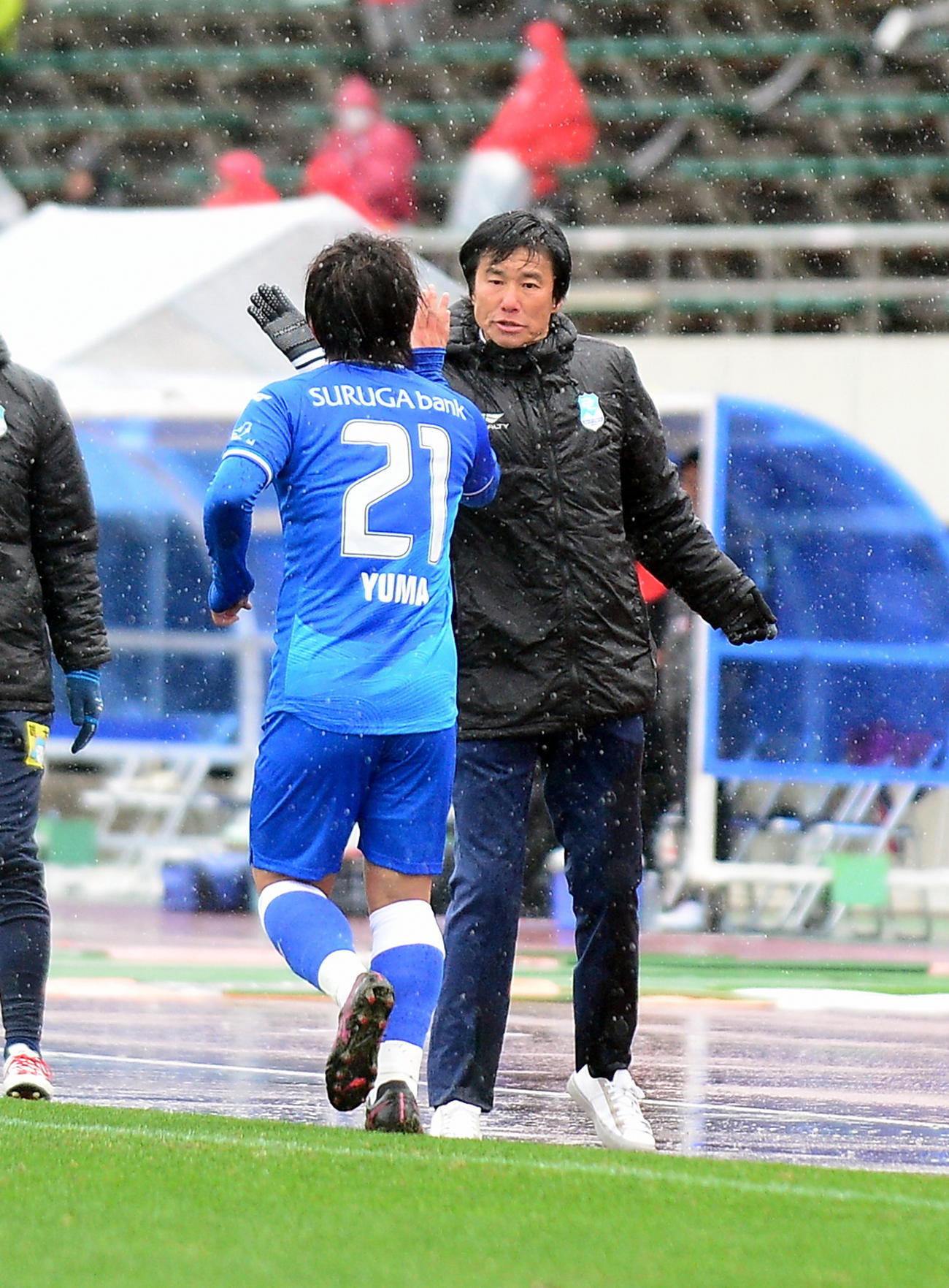 ベンチ前で先制点の森を迎える沼津中山監督