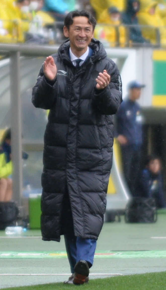 坂本の3点目に拍手する渡辺監督