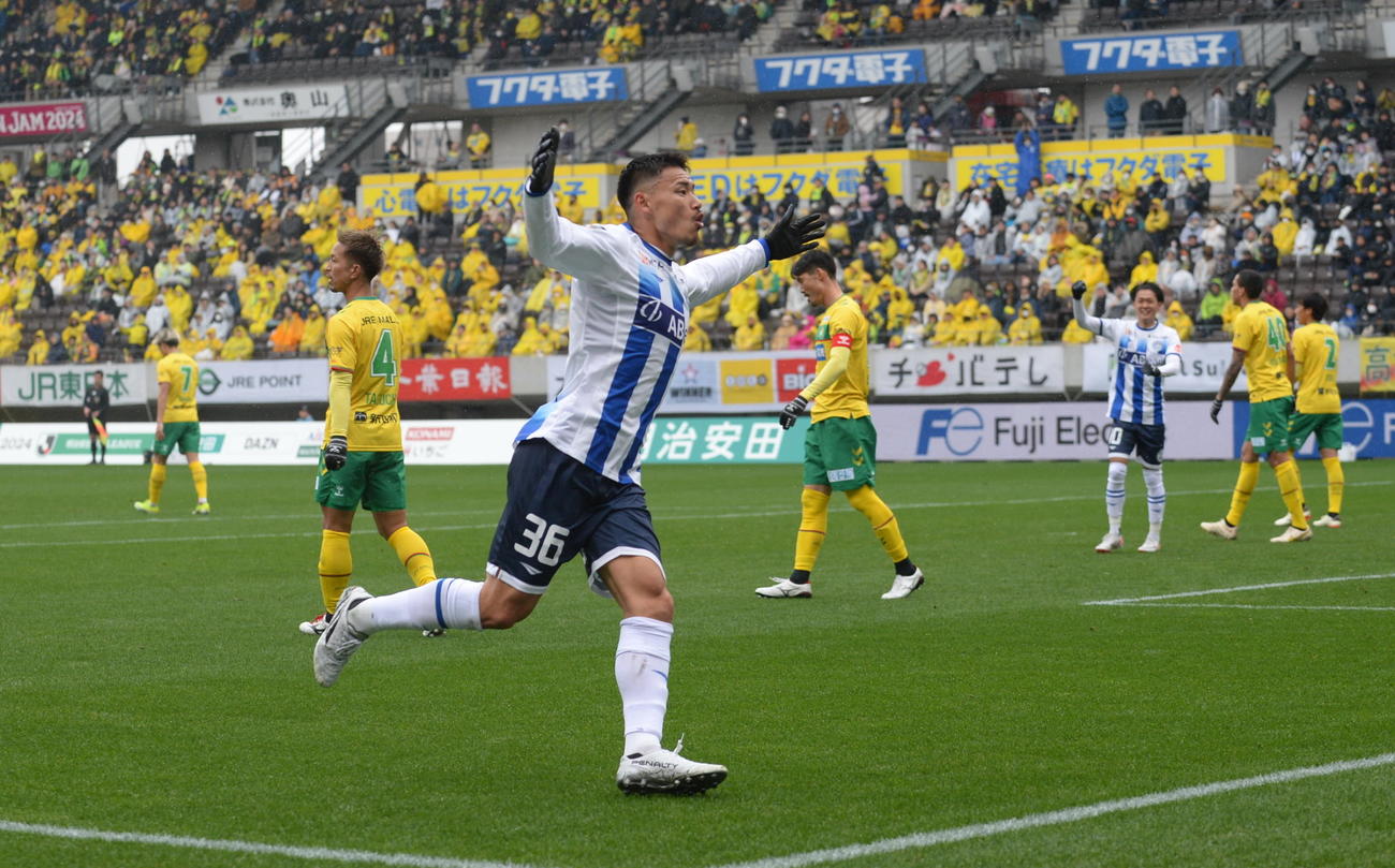 千葉対山形　1－1の同点で迎えた後半15分、勝ち越しのヘディングシュートを決め、サポーターの前に駆け寄るFW高橋（撮影・濱本神威）