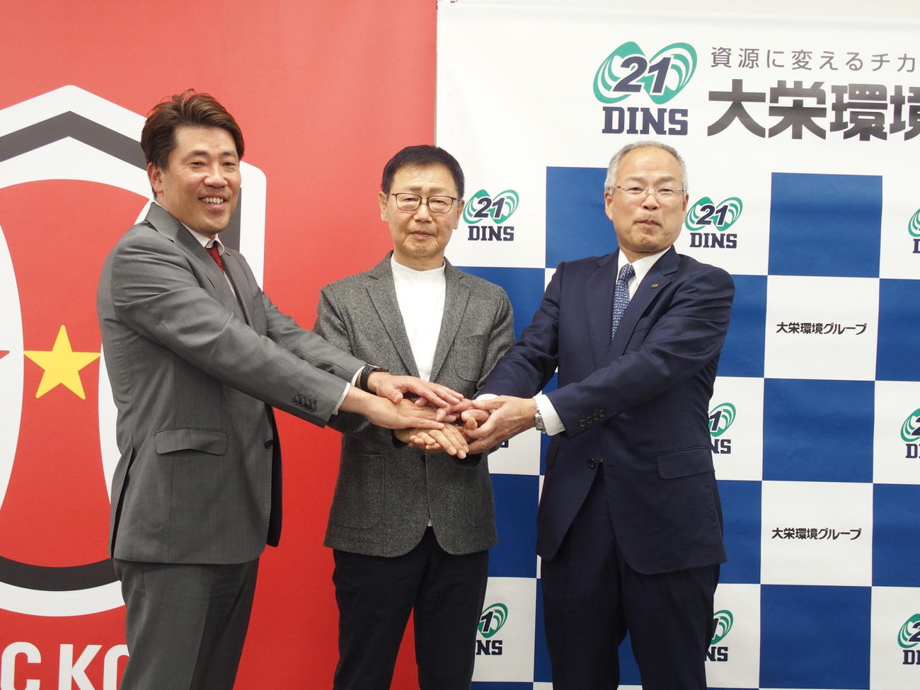 INAC神戸の株式譲渡会見に出席した、左からINAC安本卓史社長、文弘宣会長、大栄環境・金子文雄社長