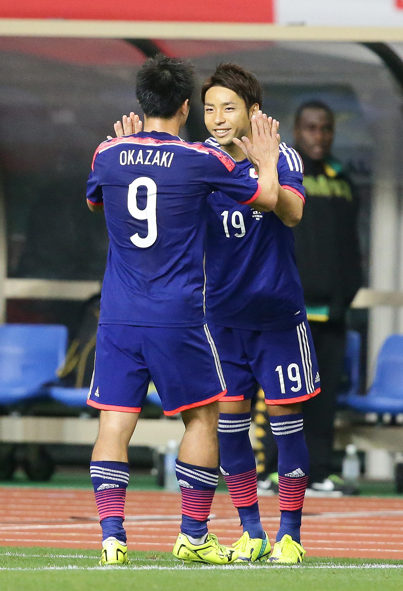 14年10月、日本対ジャマイカ戦の後半に岡崎慎司（左）と交代で代表初出場する小林悠